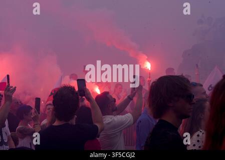 VARSOVIE, POLOGNE - 1ER AOÛT 2026 : Les gens se rassemblent au carrefour Dmowskiego pour honorer le 82e anniversaire de l'Insurrection de Varsovie pendant l'Heure W. Commémoration de la mémoire. Banque D'Images