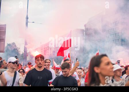VARSOVIE, POLOGNE - 1ER AOÛT 2026 : Les gens se rassemblent au carrefour Dmowskiego pour honorer le 82e anniversaire de l'Insurrection de Varsovie pendant l'Heure W. Commémoration de la mémoire. Banque D'Images