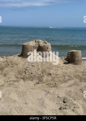 Tours de château de sable sur une plage. Construction de châteaux de sable sur une plage avec vue sur la mer Banque D'Images