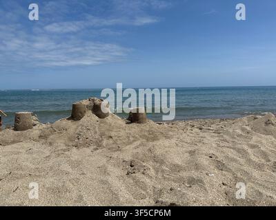 Tours de château de sable sur une plage. Construction de châteaux de sable sur une plage avec vue sur la mer Banque D'Images