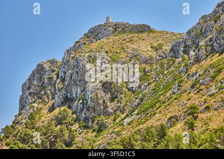 Ancien poste de guet talaia d'albercutx dressé sur une montagne rocheuse à Formentor, Majorque Banque D'Images