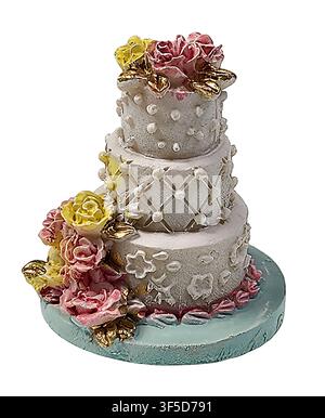 Un gâteau de mariage à trois étages avec des fleurs le long des bords Banque D'Images