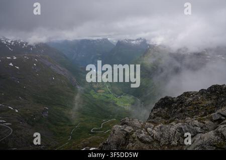 Vue spectaculaire du sommet du mont Dalsnibba, le Geiranger Skywalk près de Geiranger, Norvège Banque D'Images