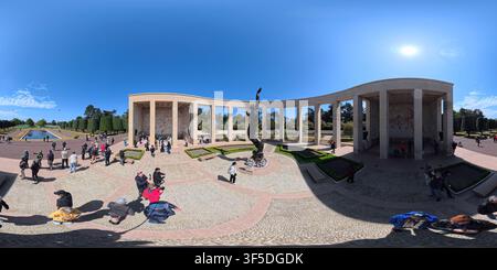 Vue panoramique à 360° de L'Esprit de la jeunesse américaine s'élevant des vagues au Cimetière et Mémorial américain de Normandie à Colleville-sur-Mer, France