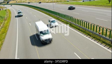 Conduire des camionnettes et des voitures sur une autoroute à plusieurs voies en Norvège Banque D'Images