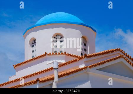 Bâtiment d'église orthodoxe aux murs blancs, toit en dôme bleu et toiture en tuiles de terre cuite Banque D'Images