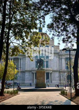Mexico City, CDMX, Mexique - 17 février 2025 : Bellas Artes à travers les arbres Banque D'Images