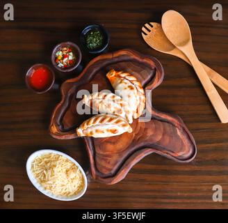Empanadas argentines saines avec sauces Banque D'Images