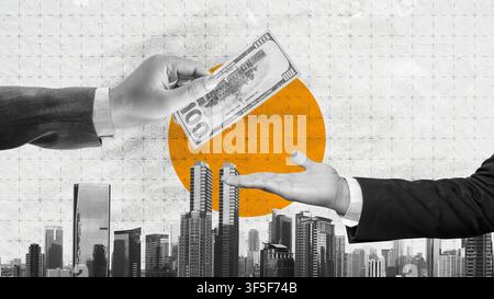 Collage numérique d'une main tendant un billet de cent dollars à une autre main sur un fond de ligne d'horizon urbaine avec un soleil orange. Image conceptuelle pour la finance Banque D'Images