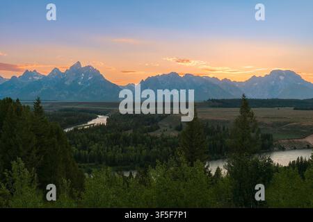 Vue de la chaîne des Grand Tetons depuis le belvédère de la rivière Snake lors d'un coucher de soleil estival. Parc national de Grand Teton. Wyoming. États-Unis Banque D'Images