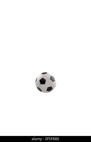Un ballon de football classique noir et blanc isolé sur un fond blanc pur. Parfait pour les concepts d'équipement sportif, les thèmes de football et le design athlétique Banque D'Images