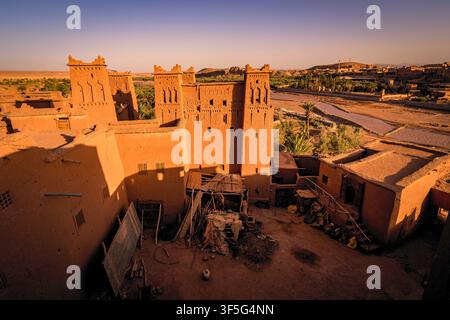 Vue époustouflante et impressionnante du célèbre Ksar d'Aït Benhaddou, site du patrimoine mondial de l'UNESCO et ancien village berbère dans les montagnes de l'Atlas au Maroc Banque D'Images