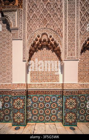 Vue magnifique de l'intérieur orné de la Madrasa Ben Youssef, un collège islamique historique situé dans le quartier de la Médina à Marrakech, Maroc Banque D'Images