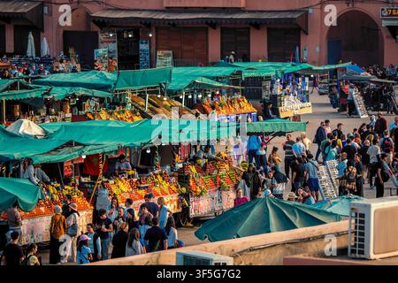 Belle vue en plongée en soirée des gens qui encombrent la place Jemaa el-Fnaa dans le quartier de la Médina à Marrakech, Maroc Banque D'Images