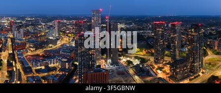 Vue aérienne panoramique ultra large de Deansgate Square à Manchester la nuit Banque D'Images