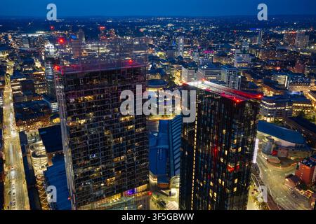 Vue aérienne en hauteur de la pointe de la tour Beetham et du centre-ville illuminé de Manchester la nuit Banque D'Images