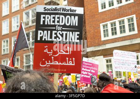 Bannière de protestation exigeant la liberté pour la Palestine lors d'un rassemblement. Londres, Royaume-Uni, 16 mars 2024 Banque D'Images
