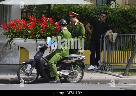 Deux policiers vietnamiens font partie des forces de sécurité publique vietnamiennes le long de la rue P Dinh Tien Hoang (rue Dinh Tien Hoang) dans le quartier français de Hanoi Banque D'Images