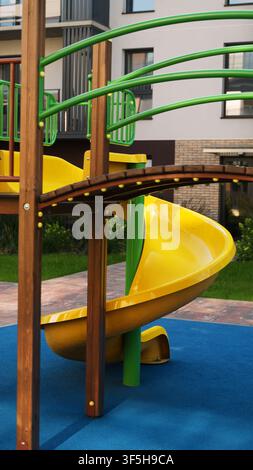 Structure de terrain de jeu avec toboggan en spirale et couleurs vives dans un quartier résidentiel, apportant des concepts de plaisir et de loisirs de l'enfance Banque D'Images