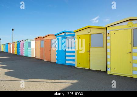 Cabanes de plage colorées, Seaford Town, Seaford Esplanade, East Sussex, Angleterre. Banque D'Images
