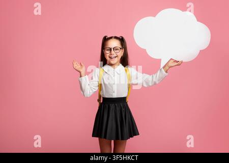 Écolière moderne. Un enfant gai possède un nuage abstrait, de l'espace libre Banque D'Images