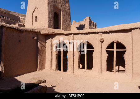 Vue d'une maison avec cour à ait Benhaddou dans la province de Ouarzazate, Maroc. Banque D'Images