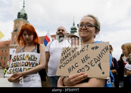 Varsovie, Pologne. 02 août 2026. Les participants tiennent des pancartes lors d'une manifestation. Des dizaines de personnes se sont rassemblées pour une manifestation à Varsovie afin d'appeler à de bonnes relations de voisinage entre Polonais et Ukrainiens. L'événement a eu lieu au milieu de récents rapports d'attaques ciblant des citoyens ukrainiens en Pologne et d'une rhétorique anti-ukrainienne croissante dans certaines parties du débat public et sur les réseaux sociaux. Crédit : SOPA Images Limited/Alamy Live News Banque D'Images