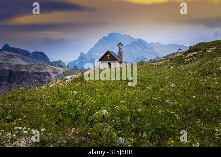 Belle vue de la Cappella degli Alpini dans les Dolomites en Italie. La Cappella degli Alpini est nichée parmi des fleurs sauvages éclatantes dans les Dolomites italiennes Banque D'Images