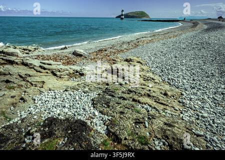 La plage de galets au point Penmon sur l'île d'Anglesey dans le nord du Pays de Galles. Banque D'Images