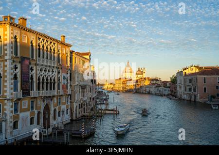 Venise Italie - 3 septembre 2025 : Le Grand Canal de Venise vu depuis le pont dell'Accademia en Italie au coucher du soleil Banque D'Images