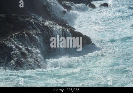 Puissantes vagues de l'océan Atlantique déferlant sur des rochers volcaniques abrupts sur la côte de Lanzarote, îles Canaries, Espagne. Banque D'Images