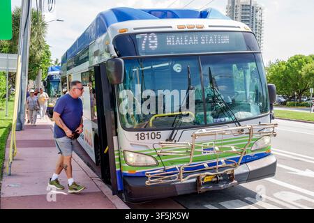 Miami Beach Floride, passagers du Metrobus du comté de Miami-Dade, Miami-Dade Transit, Metrobus, Route 79, 79, 79 Station Hialeah, Station Hialeah, bus urbain Banque D'Images