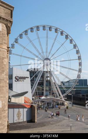 La grande roue de Cologne se trouve sur l'esplanade juste à côté du célèbre musée du chocolat de Cologne dans le Rheinauhafen. Par un temps estival ensoleillé, de nombreux passants et touristes déambulent le long de la promenade riveraine du Rhin. *** Rhénanie-du-Nord-Westphalie Allemagne, Germany GMS20519 Banque D'Images