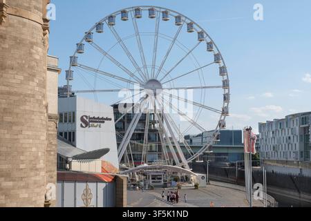 La grande roue de Cologne se trouve sur l’esplanade juste à côté du célèbre musée du chocolat de Cologne dans le Rheinauhafen. Par temps d’été ensoleillé, de nombreux passants et touristes se promènent le long de la promenade riveraine du Rhin. *** Rhénanie-du-Nord-Westphalie Allemagne, Germany GMS20520 Banque D'Images