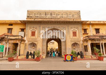 Arche historique ornée à Udai Pol (porte Udai Niwas), l'entrée principale du complexe du palais de la ville dans la vieille ville rose de Jaipur, en Inde. Banque D'Images