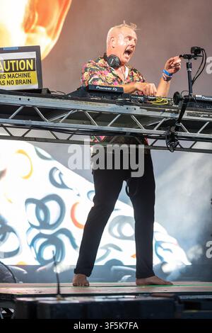 Château de Lulworth, Dorset, Royaume-Uni. 2 août 2026. Fatboy Slim et ses amis montent sur la scène du château pour le final de Camp Bestival. Crédit : Julian Kemp/Alamy Live News Banque D'Images