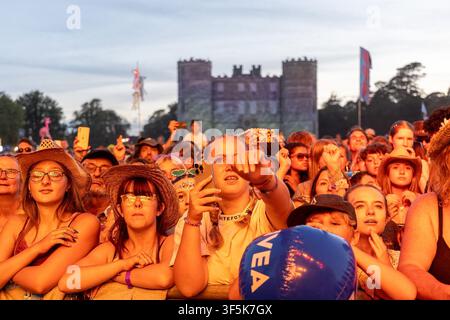 Château de Lulworth, Dorset, Royaume-Uni. 2 août 2026. Fatboy Slim et ses amis montent sur la scène du château pour le final de Camp Bestival. Crédit : Julian Kemp/Alamy Live News Banque D'Images