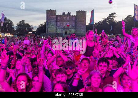 Château de Lulworth, Dorset, Royaume-Uni. 2 août 2026. Fatboy Slim et ses amis montent sur la scène du château pour le final de Camp Bestival. Crédit : Julian Kemp/Alamy Live News Banque D'Images