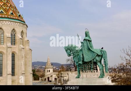 Statue équestre du roi Saint Étienne avec l'église Matthias à la Bastion des Pêcheurs, Budapest Banque D'Images