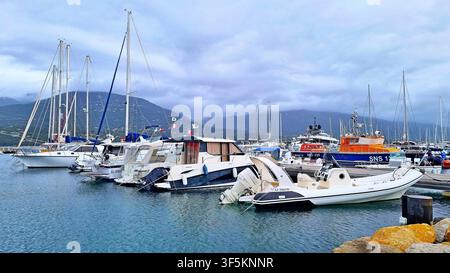 Yachts et bateaux amarrés dans la marina par une journée nuageuse à Propriano, Corse, France Banque D'Images
