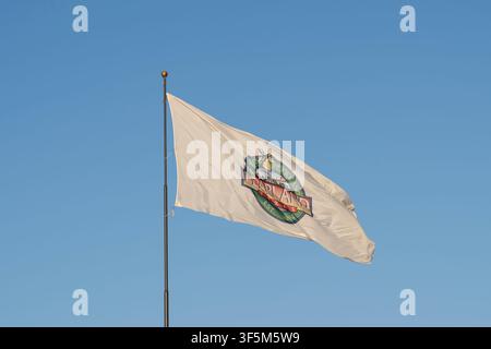 Drapeau de Pearland agitant dans le vent avec ciel bleu en arrière-plan. Pearland est une ville de l'État américain du Texas. Banque D'Images