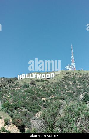 Panneau Hollywood et tour de transmission radio sur une colline, Los Angeles Banque D'Images