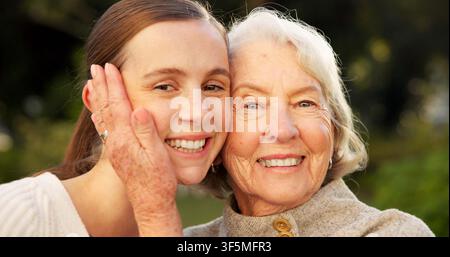 Femme, portrait et mère âgée dans le jardin avec sourire, confiance ou lien dans une maison de retraite. Heureuse, fille adulte et personne âgée dans l’arrière-cour pour Banque D'Images