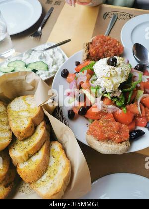 Mezze grecque traditionnelles avec salade grecque et tzatziki à Crète, Grèce Banque D'Images