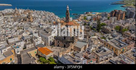 Vue aérienne de la Basilique Cathédrale Maria Santissima della Madia dominant les toits blancs de Monopoli. Monopoli, Pouilles, Italie Banque D'Images