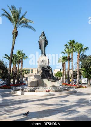 Floriana, Malte – 20 mai 2025 : Vue du monument du Christ-Roi inspiré de l'Art déco par Antonio Sciortino, debout parmi les palmiers à Floriana nea Banque D'Images