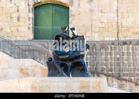 Valletta, Malte – 20 mai 2025 : Monument en bronze rendant hommage à Francesco Laparelli et Girolamo Cassar, les architectes visionnaires qui ont planifié et façonné la Banque D'Images