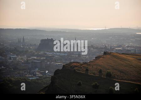 Une vue panoramique d'Édimbourg, en Écosse, comprenant le château d'Édimbourg au sommet de son rocher volcanique et les flèches de la vieille ville, est observée depuis Arthur's Seat dans le Holyrood Park, Édimbourg, le 8 juillet 2026. Arthur's Seat, un ancien volcan s'élevant à 251 mètres au-dessus du niveau de la mer, offre l'un des points de vue panoramiques les plus remarquables sur la capitale écossaise, avec le Firth of Forth visible au loin. (Photo de Patrick Connolly/Orlando Sentinel/TNS/Sipa USA) Banque D'Images