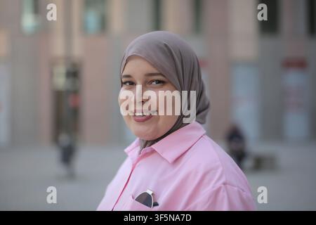 Jeune femme heureuse portant un hijab sourit chaleureusement Banque D'Images