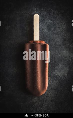 Barre de glace au chocolat unique sur une surface sombre vue du dessus Banque D'Images